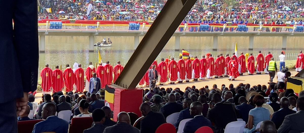 Vista parcial de la misa multitudinaria del pasado lunes en Uganda