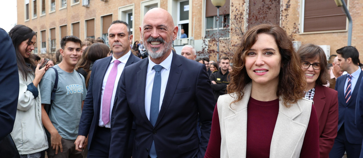 El rector de la UCM, Joaquín Goyache, e Isabel Díaz Ayuso