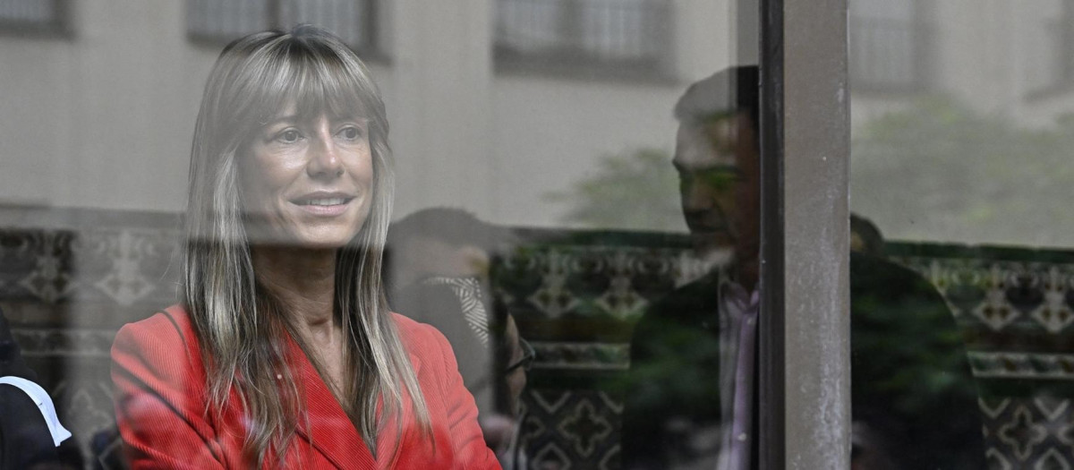 Begoña Gómez y Pedro Sánchez (al fondo) en una imagen de mayo de 2023