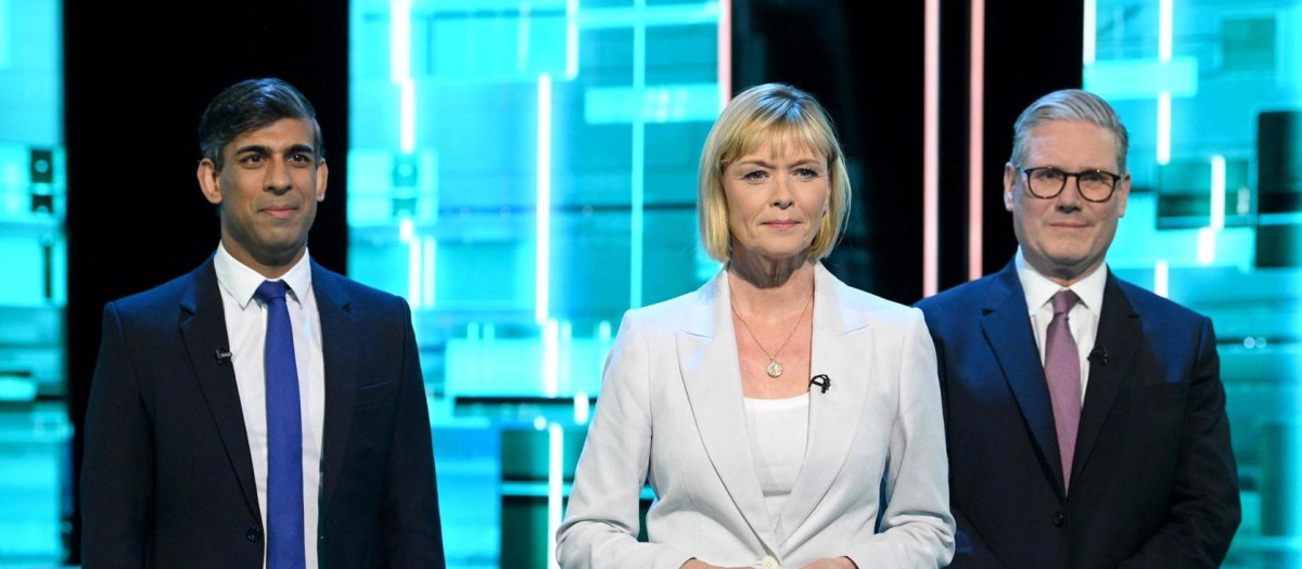 Rishi Sunak y Keir Starmer junto a la moderadora Julie Etchingham en el primer debate electoral