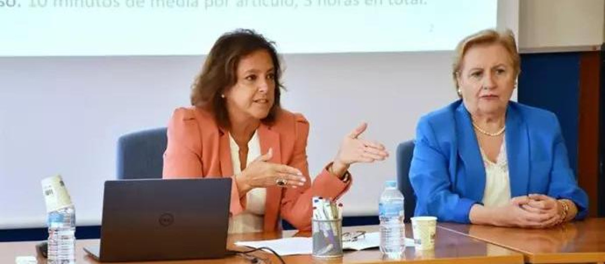 La consejera de Salud y Consumo, Catalina García junto a Blanca Fernández-Capel