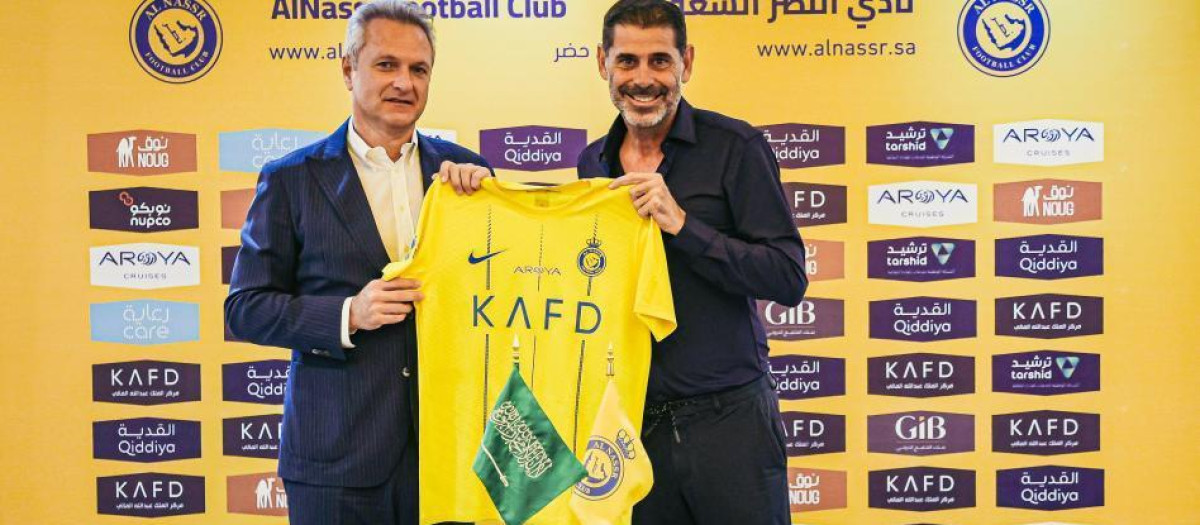 Fernando Hierro ya ha firmado su contrato con el Al Nassr y posa junto al CEO del club