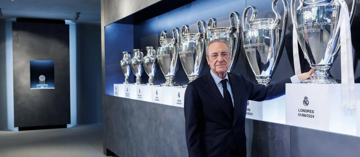 Florentino Pérez, presidente del Real Madrid, posando junto a las Champions en el museo