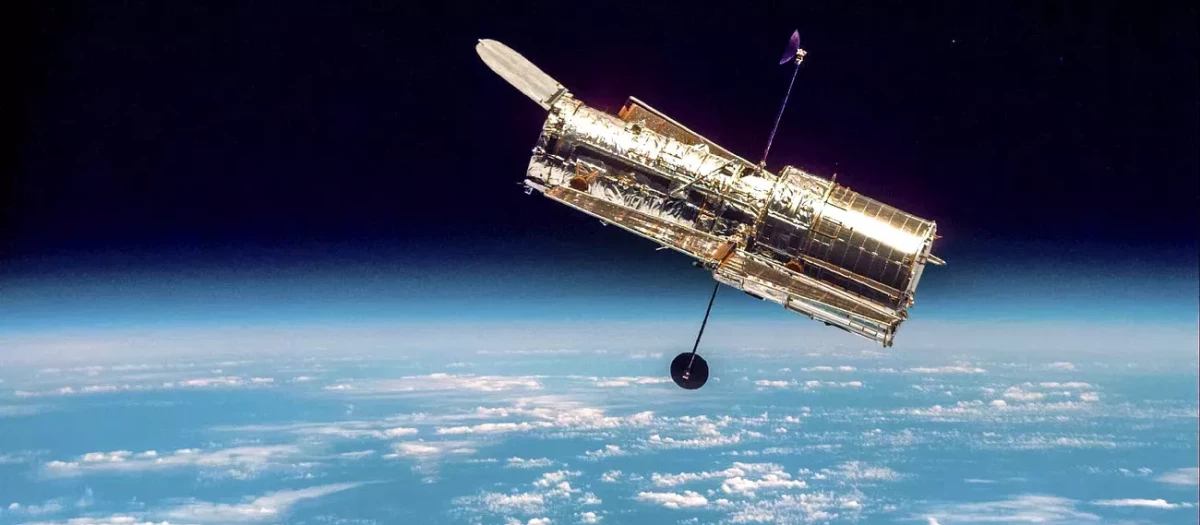 El telescopio Hubble se encuentra a más de 500 kilómetros sobre la superficie de la Tierra