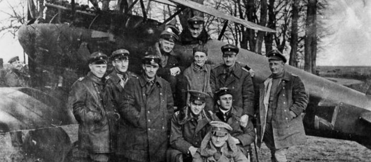 Richthofen en la cabina de su famoso Rotes Flugzeug ("Avión Rojo") con otros miembros de Jasta 11, incluido su hermano Lothar (sentado, delante)