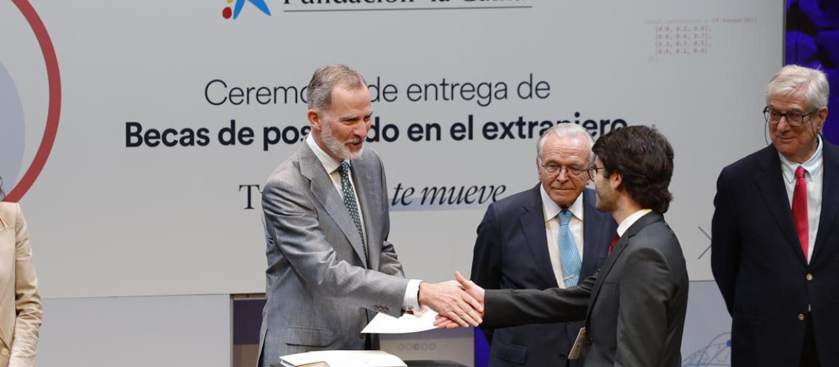 El rey Felipe VI, el presidente de la Fundación La Caixa, Isidre Fainé, y la ministra de Igualdad, Ana Redondo
