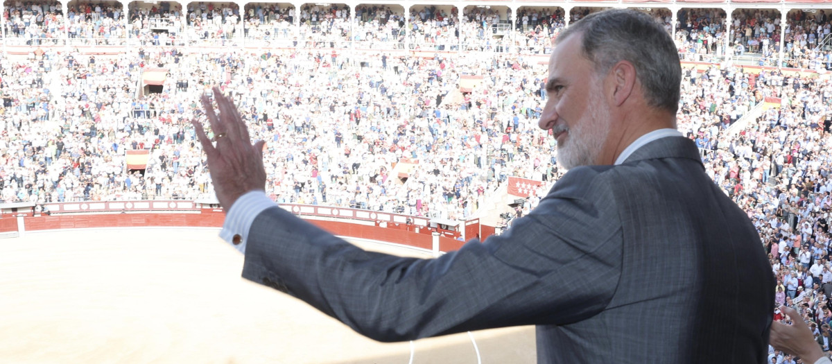 Felipe VI (c), acompañado por la presidenta de la Comunidad de Madrid, Isabel Diaz Ayuso (i), y la presidenta de la Asociación de la Prensa de Madrid, María Rey (d), preside la Corrida de la Asociación de la Prensa dentro de la Feria de San Isidro con los diestros Paco Ureña y Borja Jiménez, este miércoles en la plaza de toros de Las Ventas en Madrid.