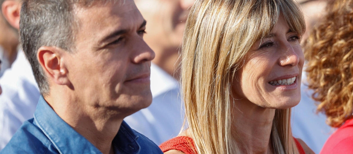 El presidente del Gobierno, Pedro Sánchez, junto a su mujer, Begoña Gómez, y la vicesecretaria general del PSOE, María Jesús Montero
