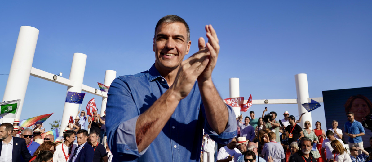 El secretario general del PSOE y presidente del Gobierno, Pedro Sánchez, interviene en un acto de campaña por el 9J. A 05 de junio de 2024, en Benalmádena, Málaga (Andalucía, España). El secretario general del PSOE y presidente del Gobierno, Pedro Sánchez, ha participado en un acto de campaña por el 9J junto a la cabeza de lista del PSOE al Parlamento Europeo y vicepresidenta tercera del Gobierno, Teresa Ribera, y el secretario general del PSOE-A, Juan Espadas, en el Recinto Ferial Los Nadales de Benalmádena, Málaga.
Álex Zea / Europa Press
05/6/2024