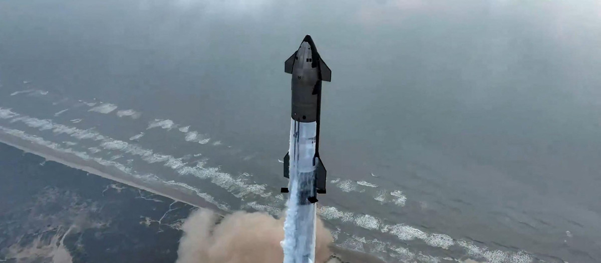 Esta imagen fija tomada de una transmisión de SpaceX muestra el lanzamiento de SpaceX Starship en su cuarta prueba de vuelo