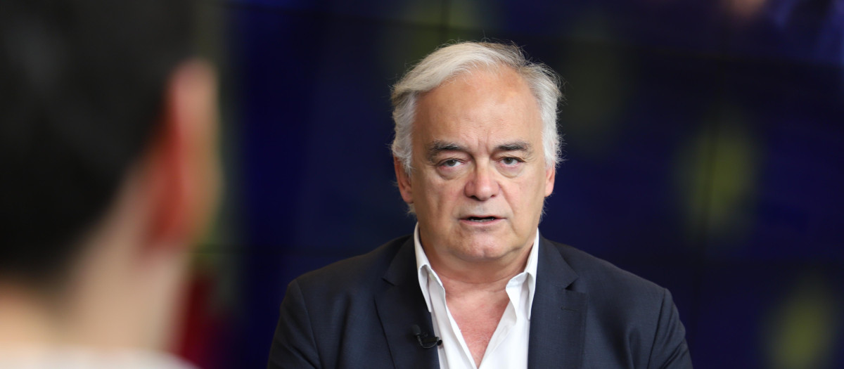 El director de campaña para las elecciones europeas del 9J y vicesecretario Institucional del PP, Esteban González-Pons, durante su entrevista con El Debate
