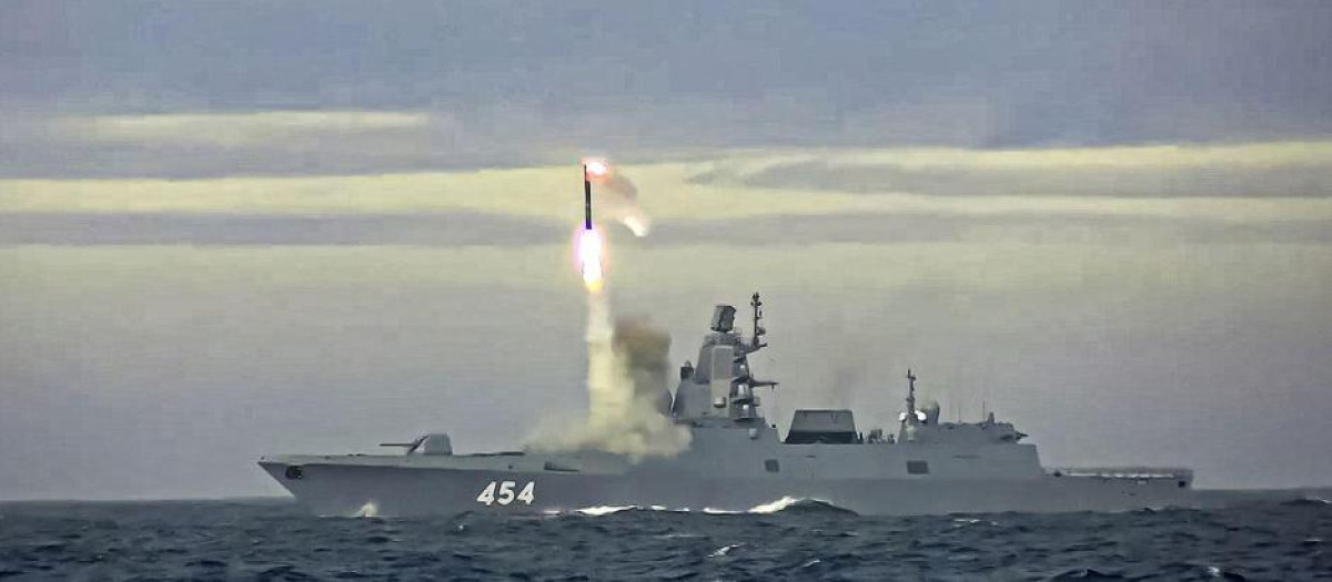 Imagen de archivo de la fragata rusa Almirante Gorshkov durante el lanzamiento de un misil hipersónico