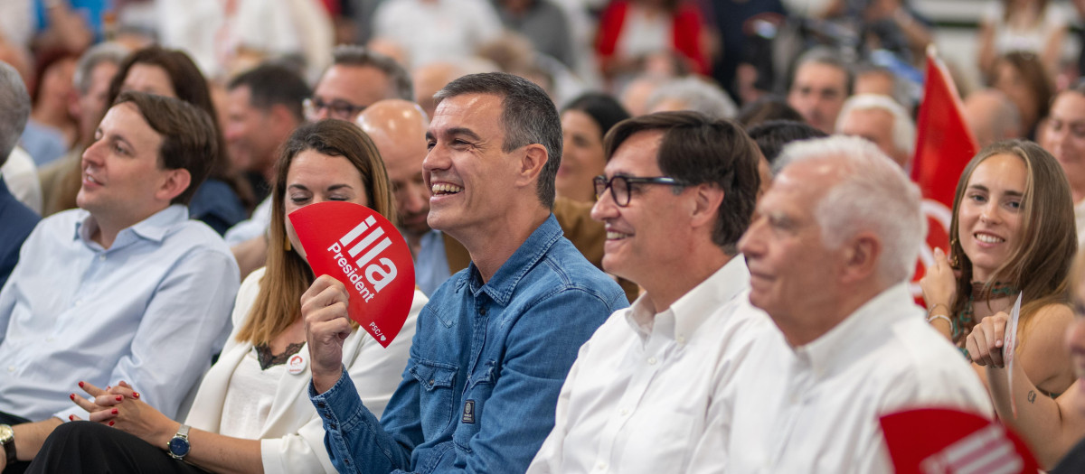 El presidente del Gobierno, Pedro Sánchez, el Alto Representante de la Unión Europea para Política Exterior, Josep Borrell, y el primer secretario del PSC, Salvador Illa, durante un mitin de campaña electoral del PSC, en el Poliesportiu Municipal Gornal, a 6 de junio de 2024, en L’Hospitalet de Llobregat, Barcelona, Cataluña.