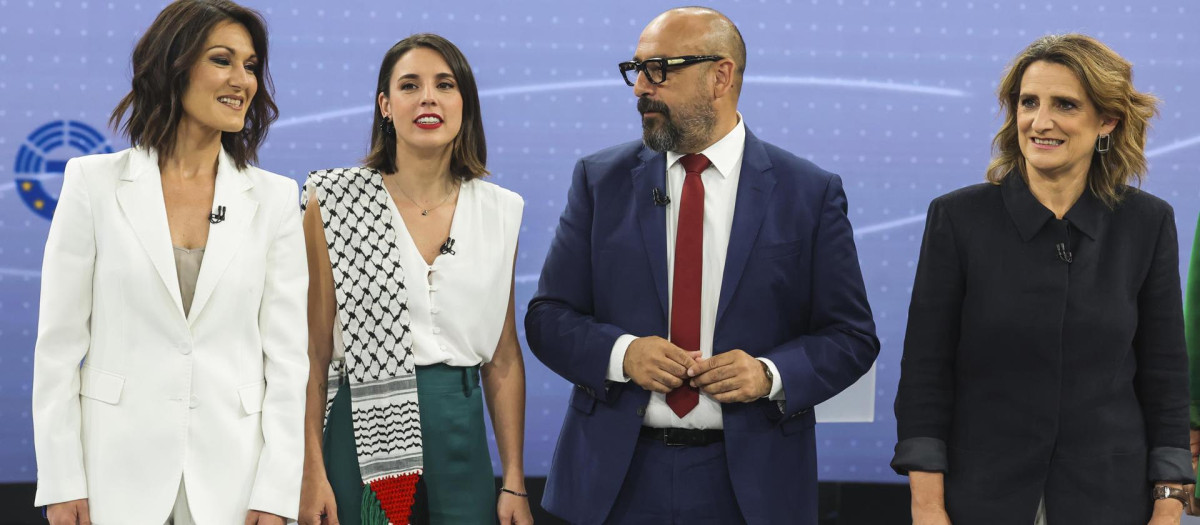 Los cabezas de lista por Coalición por una Europa Solidaria, Oihane Agirregoitia; Podemos, Irene Montero; Ciudadanos, Jordi Cañas, y PSOE, Teresa Ribera, posan momentos antes del debate para las elecciones europeas que se celebra este jueves en las instalaciones de RTVE de Prado del Rey, en Madrid