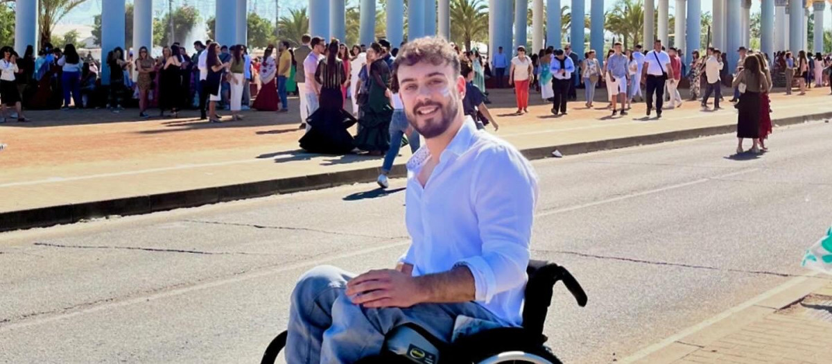 El creador de contenido siempre narra sus experiencias sin perder el sentido del humor