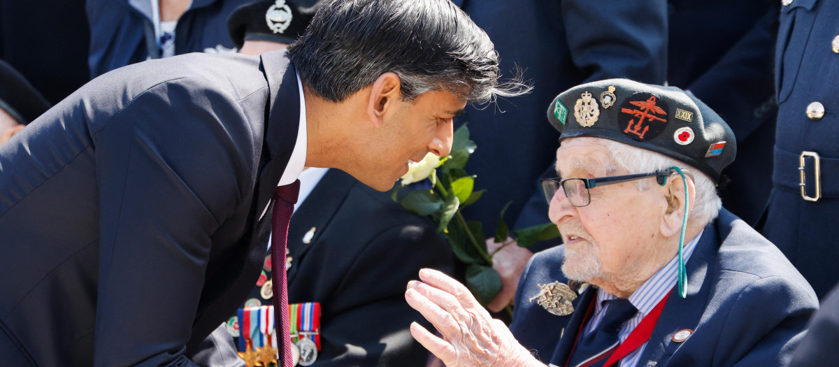 El primer ministro de Reino Unido, Rishi Sunak, se reúne con un veterano británico del Día