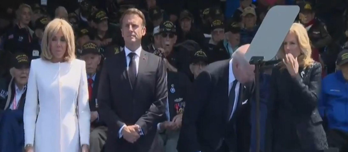 Joe Biden a punto de sentarse en su silla durante los actos de conmemoración del Día D