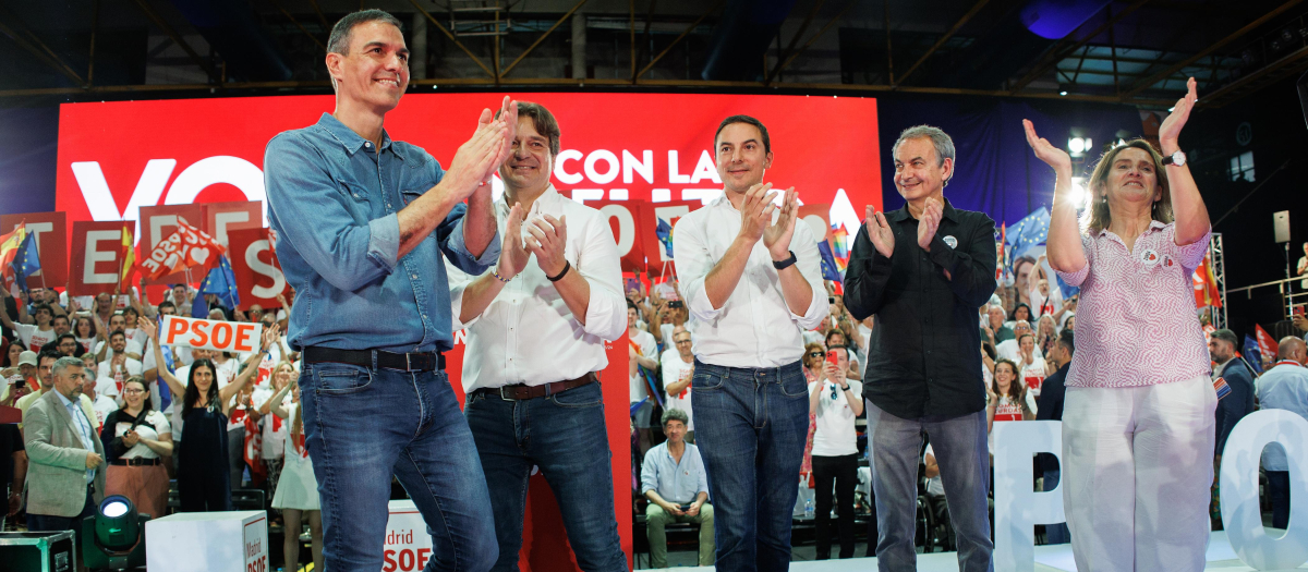 El secretario general del PSOE y presidente del Gobierno, Pedro Sánchez (1i), la candidata socialista a las elecciones europeas, vocal de la CEF-PSOE, vicepresidenta tercera y ministra para la Transición Ecológica y el Reto Demográfico, Teresa Ribera (1d), y el expresidente del Gobierno, José Luis Rodríguez Zapatero (2d), y el portavoz del PSOE en la Asamblea de Madrid, Juan Lobato (c) participan en el acto de cierre de campaña en Fuenlabrada, a 7 de junio de 2024, en Fuenlabrada, Madrid (España). Pedro Sánchez se ha desplazado al municipio de Fuenlabrada para poner fin a la campaña de su partido con motivo de las elecciones europeas de este domingo, 9 de junio.
07 JUNIO 2024;ELECCIONES EUROPEAS;FIN DE CAMPAÑA;ELECCIONES;CAMPAÑA;9J;COMICIOS;CIERRE DE CAMPAÑA;VOTACIONES;PSOE;MITIN;PRESIDENTE;
Alejandro Martínez Vélez / Europa Press
07/6/2024