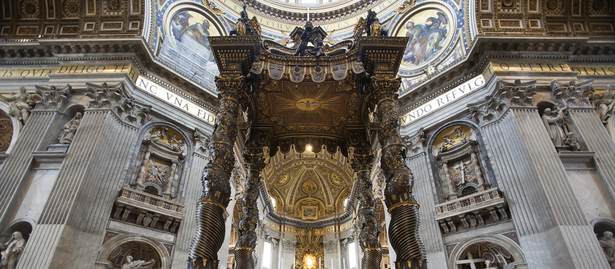 Vista del baldaquino y el altar papal desde la entrada a la cripta de la tumba de san Pedro