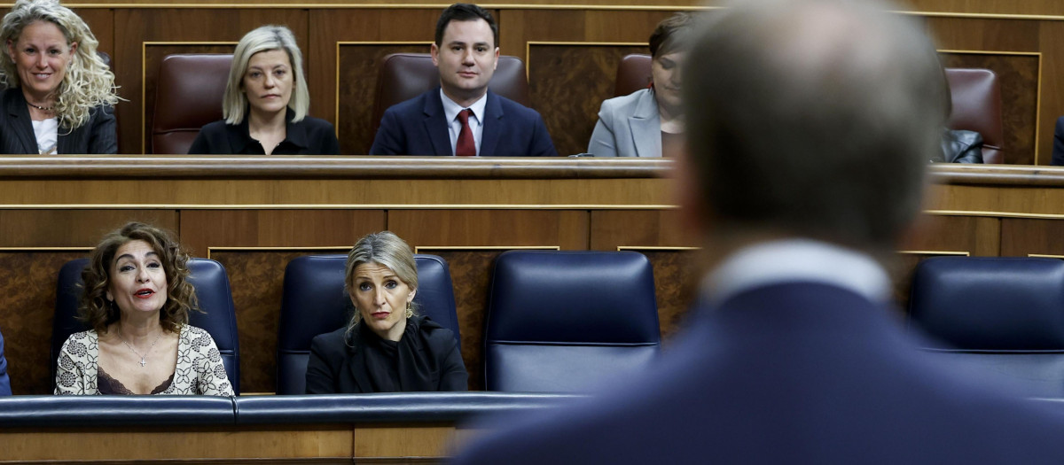 María Jesús Montero y Yolanda Díaz, ante una intervención de Feijóo en el Congreso