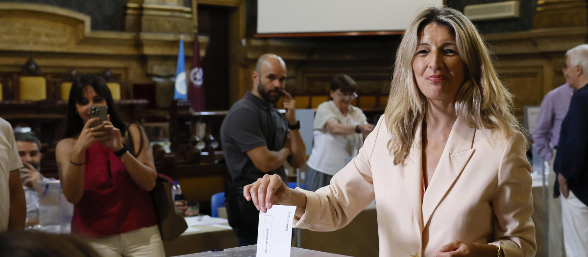Yolanda Díaz deposita su voto para las elecciones europeas