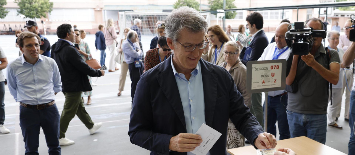 El líder del PP, Alberto Núñez Feijóo, vota en el Colegio Ramiro de Maeztu de Madrid
