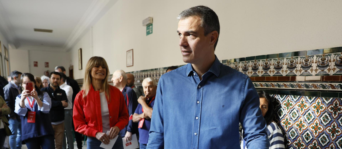 El presidente del Gobierno, Pedro Sánchez, acompañado de su mujer Begoña Gómez, ejerce su derecho en Madrid, este domingo, en el que más de 38 millones de españoles están convocados para elegir a los 61 eurodiputados que representarán a España en el Parlamento Europeo. EFE/ Ballesteros