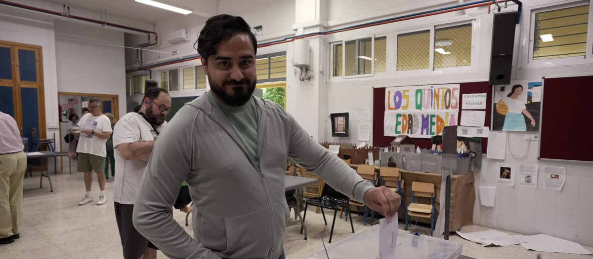 Alvise Pérez ejerce su derecho a voto en estas elecciones europeas