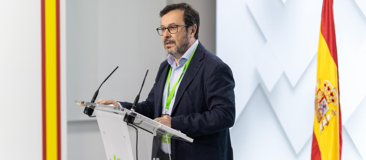 El portavoz de VOX, José Antonio Fúster, comparece durante el seguimiento de la jornada electoral de elecciones europeas, en la sede de VOX