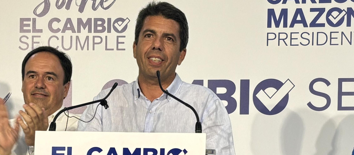 El presidente de la Generalitat Valenciana, Carlos Mazón, celebrando con los suyos el triunfo del PP en las elecciones europeas
