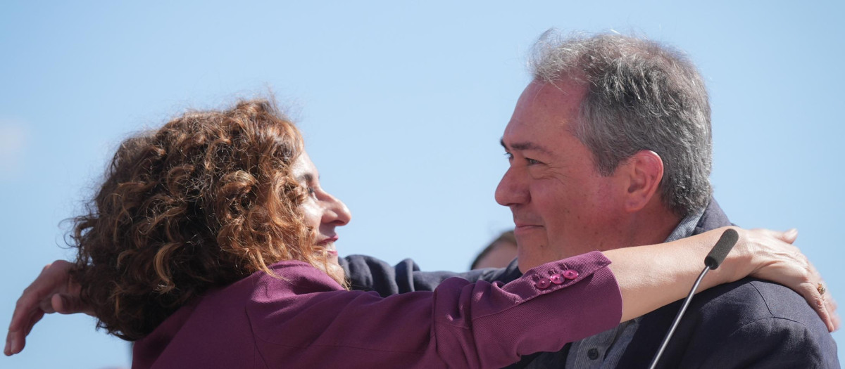 María Jesús Montero y Juan Espadas se abrazan en un mitin del PSOE para las elecciones europeas
La vicesecretaria general del PSOE, María Jesús Montero (i), y el secretario general del PSOE-A, Juan Espadas (d), durante el acto de presentación de la candidatura socialista a las elecciones europeas de 9 de junio, a 15 de mayo de 2024 en Sevilla (Andalucía, España). El acto de presentación de la candidatura socialista a las elecciones europeas de 9 de junio, que encabeza la vicepresidenta y ministra Teresa Ribera. En el acto han estado la vicesecretaria general del PSOE, María Jesús Montero, y del secretario general del PSOE de Andalucía, Juan Espadas.
María José López / Europa Press
15/5/2024