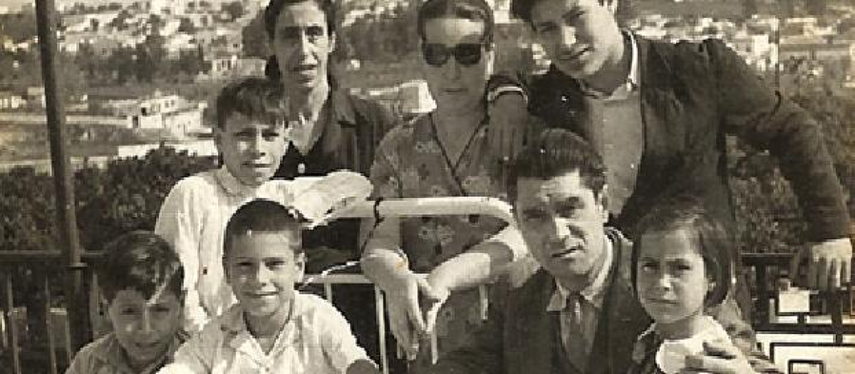 Una familia visitando a un niño hospitalizado en la terraza de San Juan de Dios (Marzo de 1954)