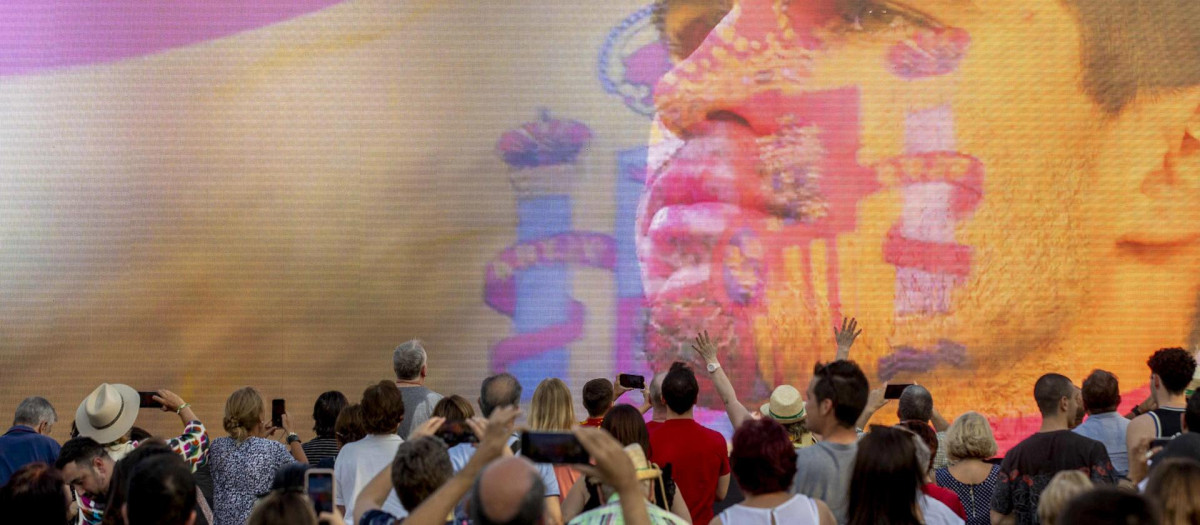 Vecinos del Palmar, Murcia, celebran la victoria de Carlos Alcaraz en la final del torneo de Roland Garros que ha disputado ante el alemán Alexander Zverev, hoy domingo en la pedanía murciana de el Palmar, el pueblo de Carlos Alcaraz. EFE/Marcial Guillén