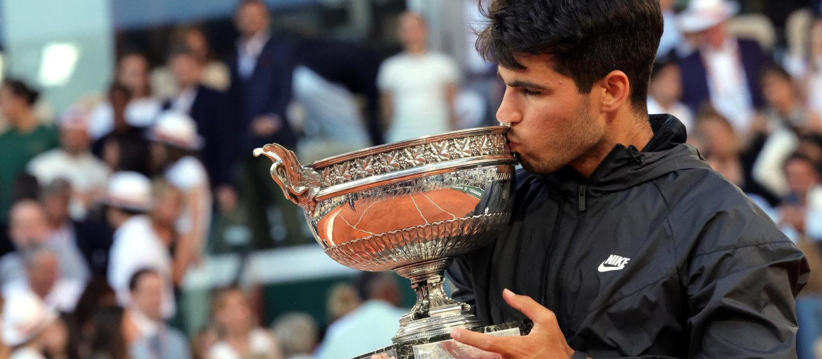 Carlos Alcaraz besa la 'Copa de Mosqueteros' tras conquistar su primer Roland Garros