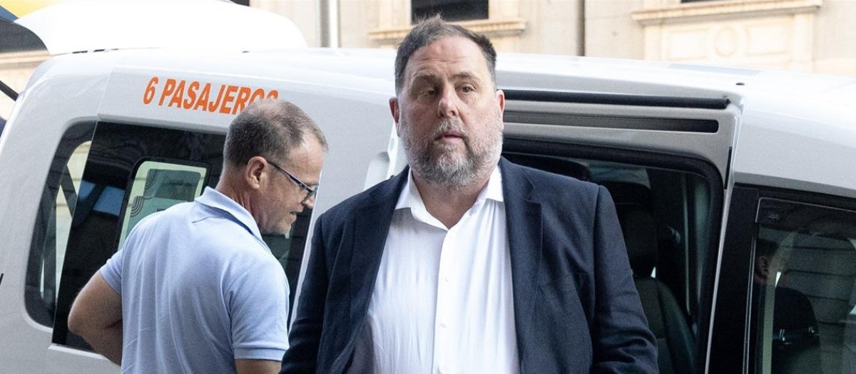 El presidente de ERC, Oriol Junqueras llega en taxi al pleno en el Congreso de los Diputados, a 30 de mayo de 2024, en Madrid (España). La Ley de Amnistía afronta hoy en el Pleno del Congreso su última votación parlamentaria, en la que se necesita mayoría absoluta (al menos 176 diputados) para levantar el veto del Senado. Si no hay sorpresas, la norma podría estar en el Boletín Oficial del Estado (BOE) el próximo viernes o el sábado para su entrada en vigor. El PSOE y sus aliados necesitan mayoría absoluta en el Congreso para levantar el veto del Senado. El objetivo de la ley es amnistiar a todos los implicados en movilizaciones independentistas desde el 1 de noviembre de 2011.
Eduardo Parra / Europa Press
30/5/2024