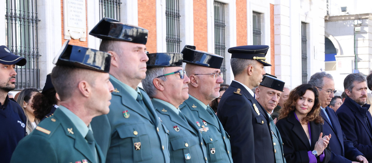 Guardias civiles con la presidenta de la Comunidad de Madrid, Isabel Díaz Ayuso