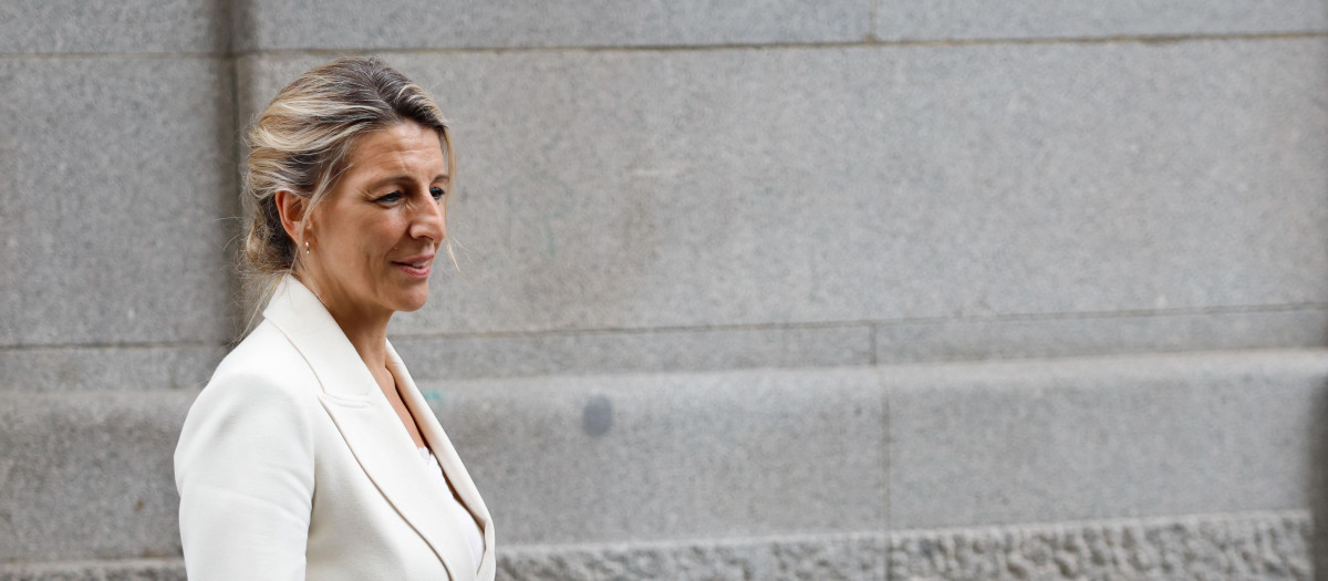 La vicepresidenta segunda del Gobierno, Yolanda Díaz, sale del Círculo de Bellas Artes tras anunciar este lunes, su renuncia como coordinadora de Sumar