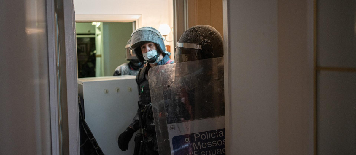Los Mossos d’Esquadra entran a la vivienda para ejecutar el desahucio de una familia por impago de alquiler en el barrio de Poble-sec, a 14 de febrero de 2022, en Barcelona (Cataluña). Anna Drozdovych de 48 años y de origen ucraniano ha sido desahuciada junto a su pareja y sus dos hijos de 18 y 22 años tras tres años viviendo en la casa. Al llegar la pandemia, su pareja y ella entraron en ERTE y dejaron de pagar el alquiler. Agentes antidisturbios de los Mossos d’Esquadra se han desplazado a la calle de la Creu dels Molers, en el Poble-sec para hacer efectivo el desahucio. La llegada de la policía, se ha producido después de que la comitiva judicial no haya querido negociar un aplazamiento o una suspensión del lanzamiento. Unas 20 personas se han concentrado en la puerta de la vivienda para intentar paralizar el desahucio y han lanzado confeti y harina a los mossos.
14 FEBRERO 2022;IMPAGO;ALQUILER;POBLE.SEC;: DESAHUCIO;FAMILIA
Pau Venteo / Europa Press
(Foto de ARCHIVO)
14/2/2022