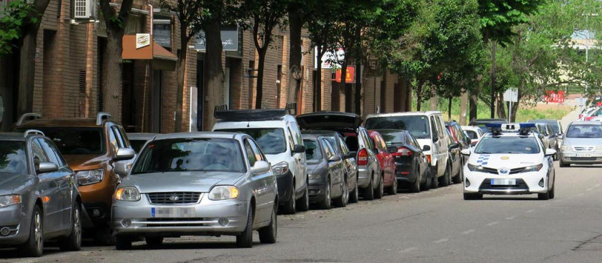 El truco poco conocido que usan los conductores que aparcan en doble fila para que no les multen