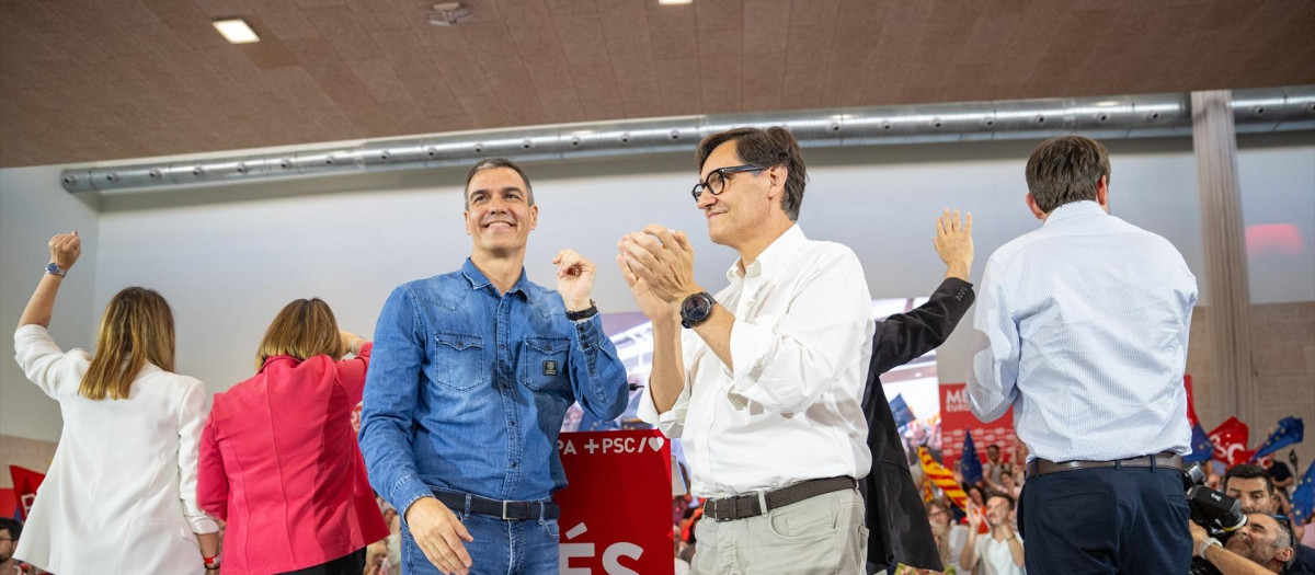 El presidente del Gobierno, Pedro Sánchez, y el primer secretario del PSC, Salvador Illa