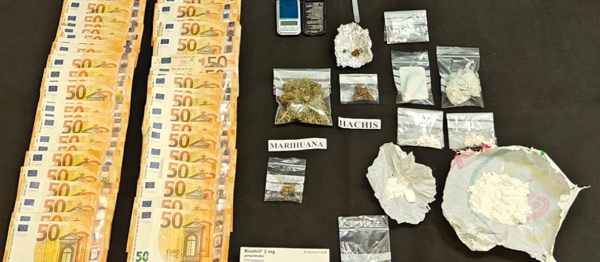 Material y dinero intervenido en el operativo policial