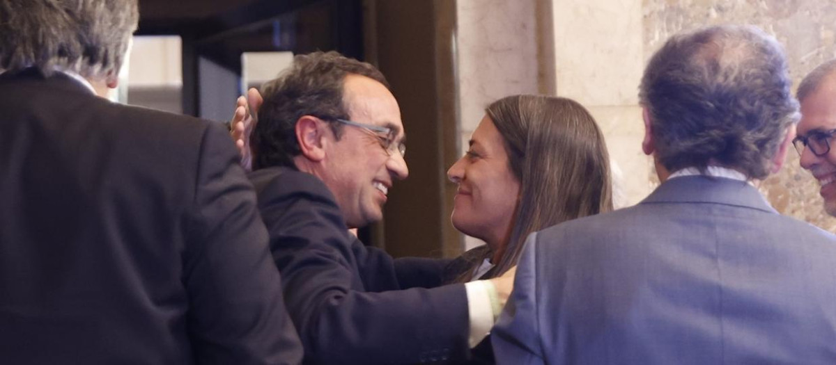 El nuevo presidente del Parlament, Josep Rull, saluda a la portavoz de Junts en el Congreso, Miriam Nogueras