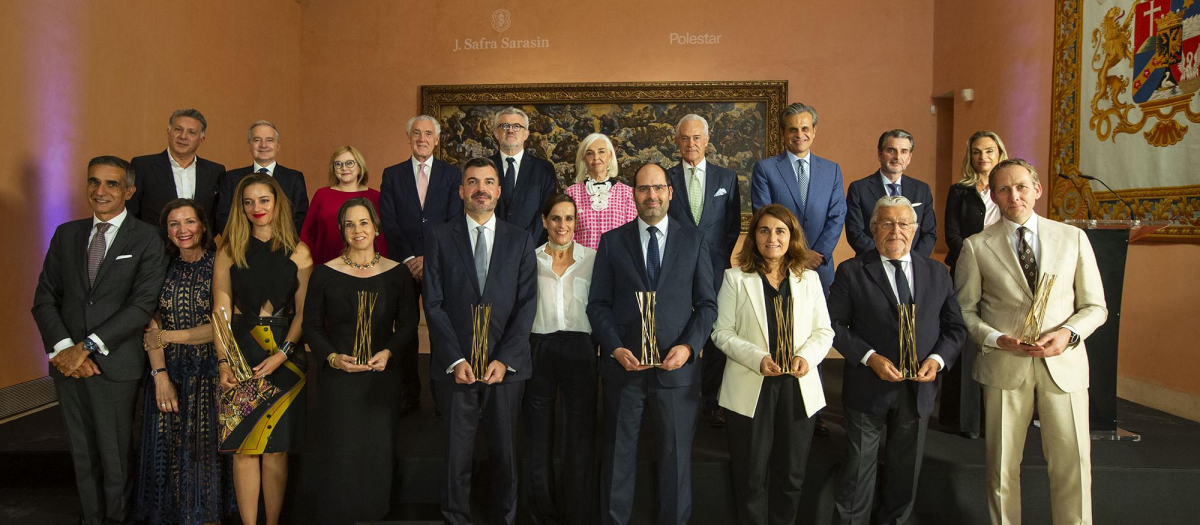 Foto de familia de los premiados en la V edición de los premios Arte y Empresa