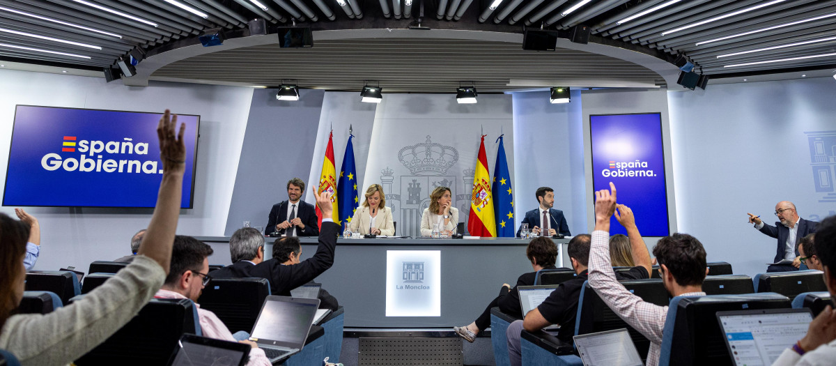 Los periodistas levantan las manos en la rueda de prensa de este martes en la Moncloa
