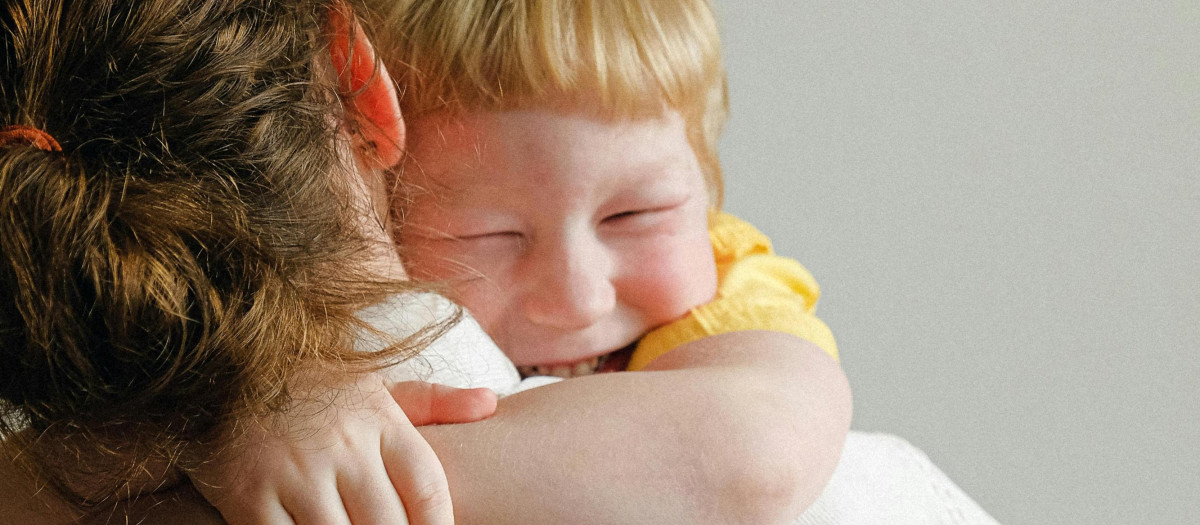 Una madre abraza a su hijo