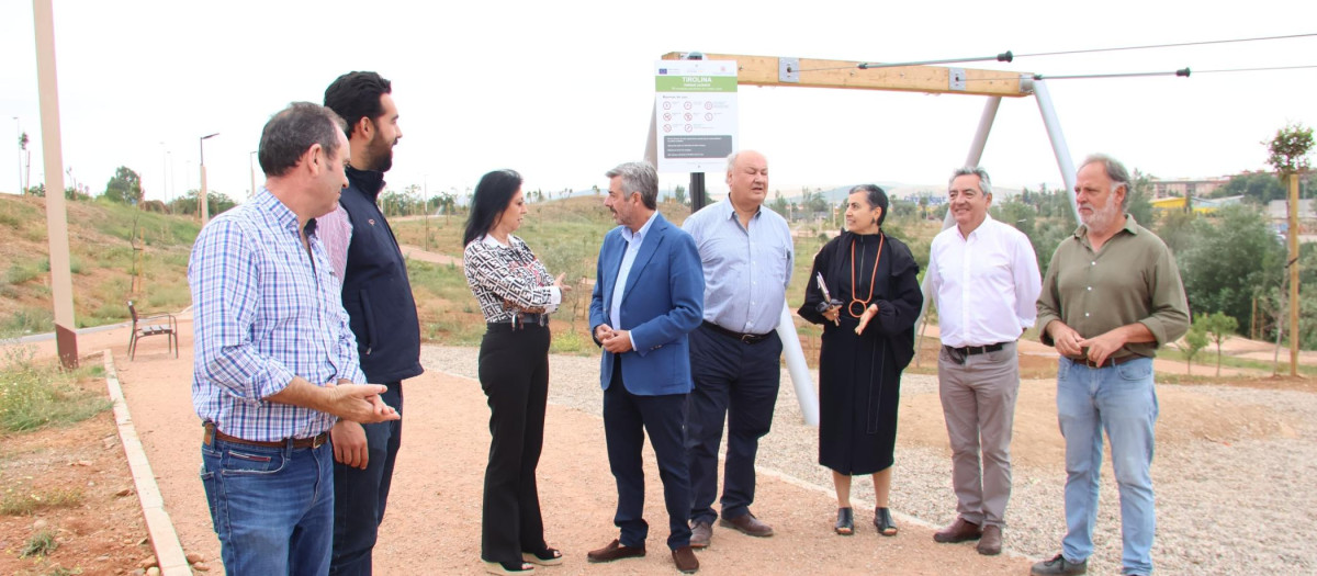 Torrico, con técnicos municipales y empresas, en el parque de Levante