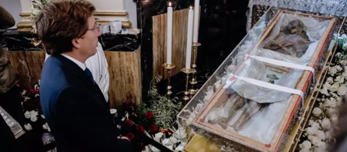 El alcalde de Madrid, José Luis Martínez-Almeida, durante su visita a la capilla de la Inmaculada Concepción, en la Colegiata de San Isidro.