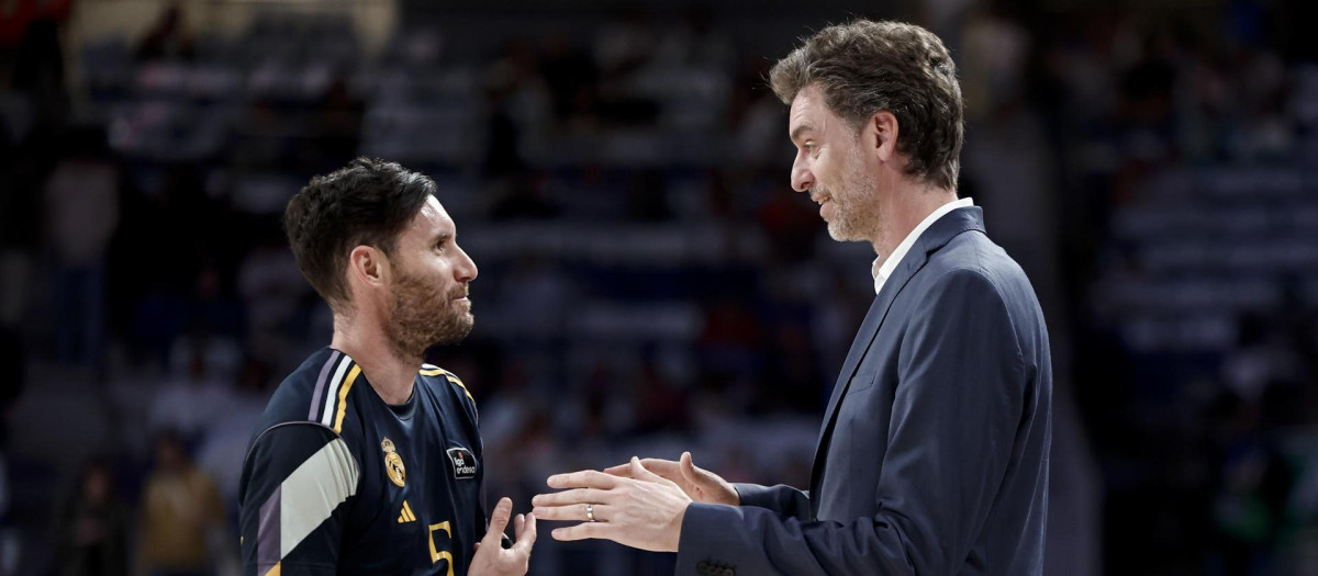 Pau Gasol conversa con el alero del Real Madrid Rudy Fernández