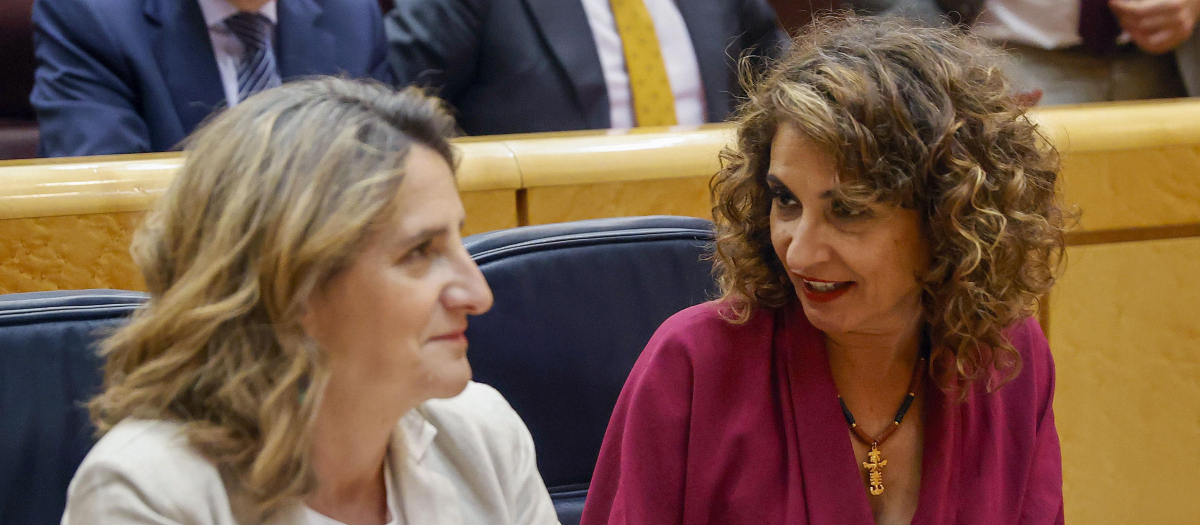 Las vicepresidentas María Jesús Montero y Teresa Ribera, este marte en el Senado