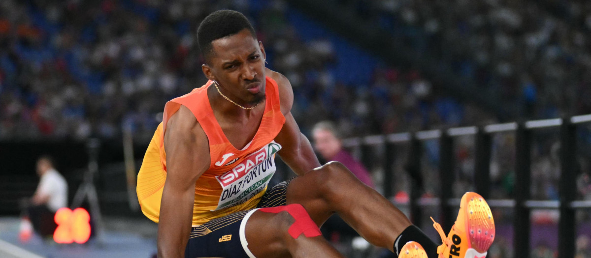 El atleta español Jordan Díaz compite en la final de triple salto masculino durante el Campeonato Europeo de Atletismo en el Estadio Olímpico de Roma